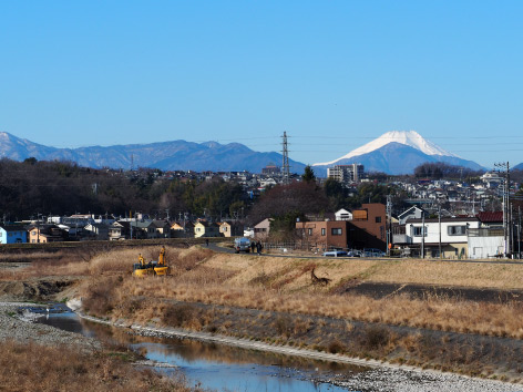 浅川越しに望む富士山